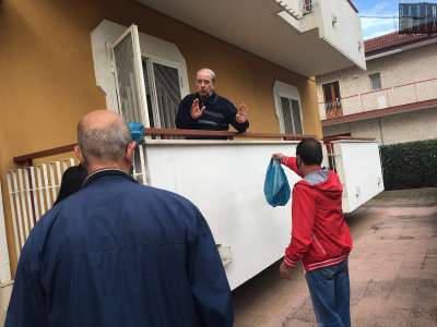 E proprio mentre stiamo parlando suona il citofono. Amedeo si affaccia sul terrazzino per salutare due persone: un signore sulla sessantina e uno pi� giovane sui 45